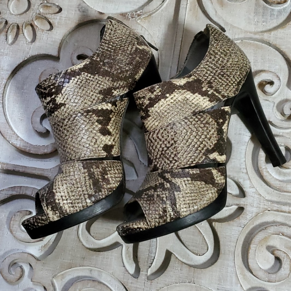 Gianni Bini Snake Skin Leather Heel, Size 8